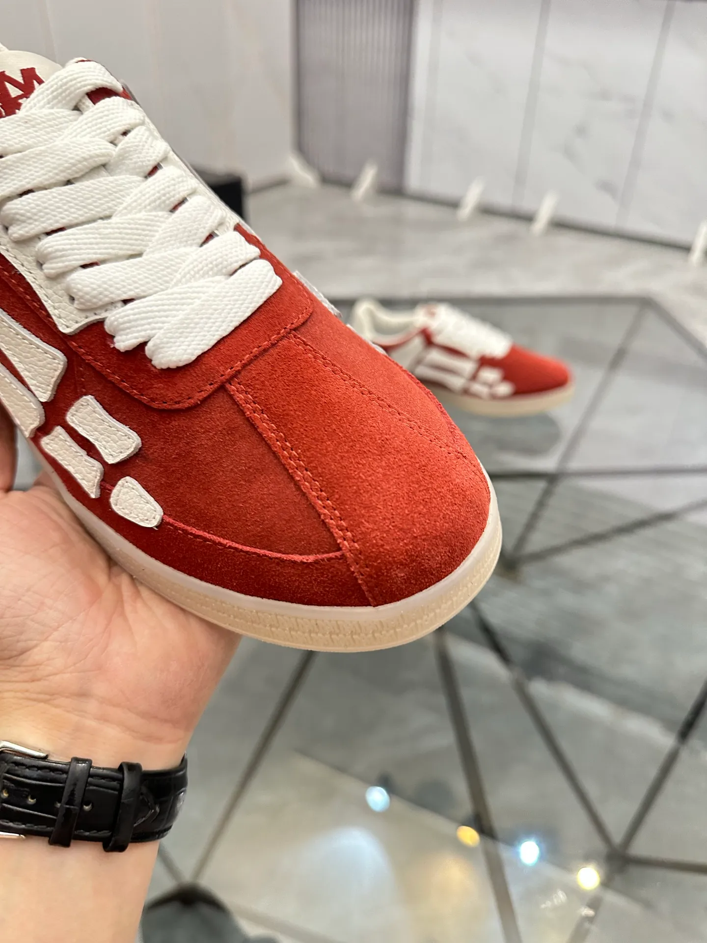 Men's shoes: 💰P420¥ Product trademark: AMIRI* "Amir*" low-top casual shoes Regular size: 38-45 (can be customized to 46) Product material: imported nubuck leather upper, breathable lining, original outsole. Number: 001